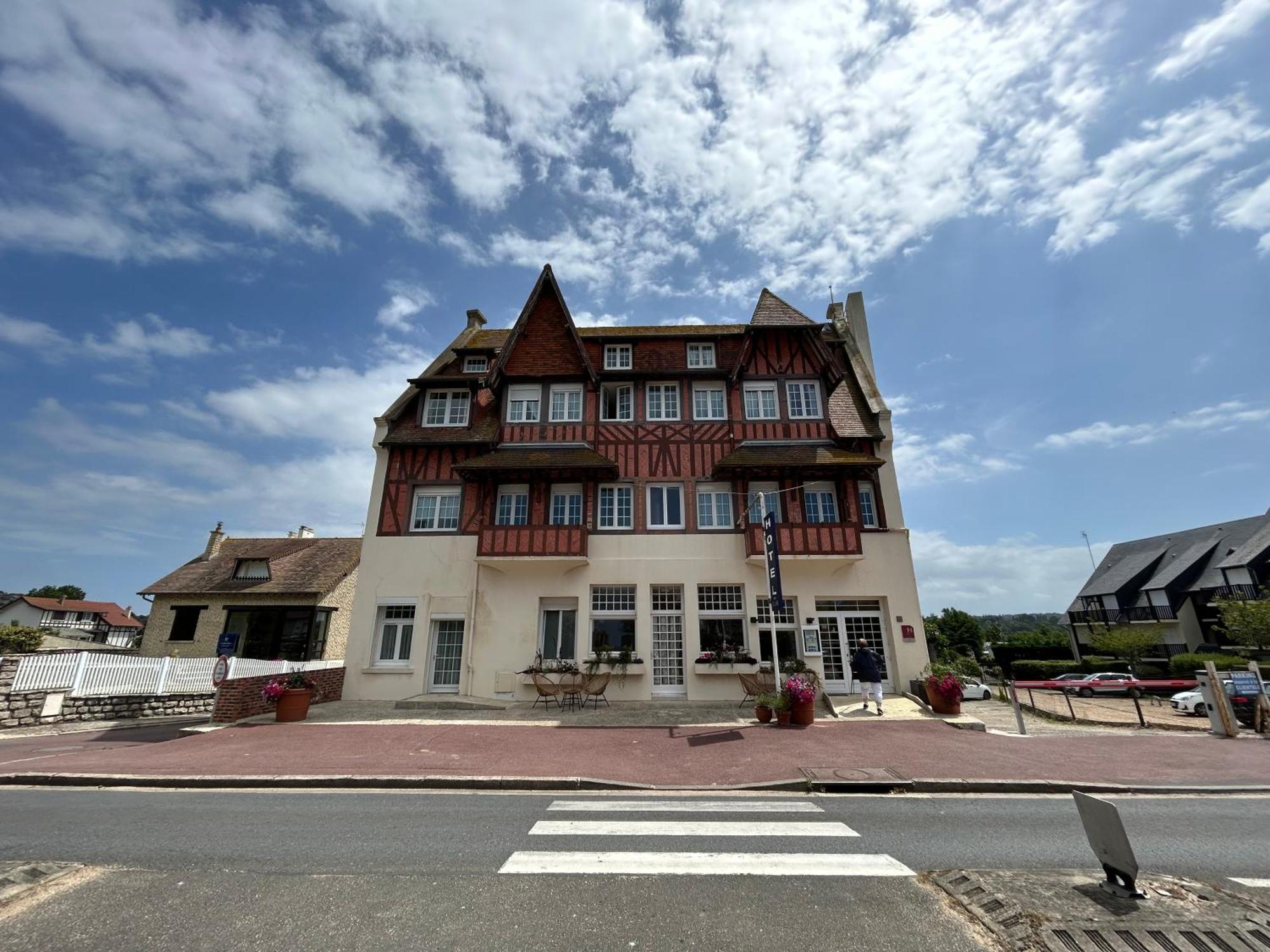 Hotel De La Mer: Charming Beachfront Boutique in Deauville-Blonville Exterior photo