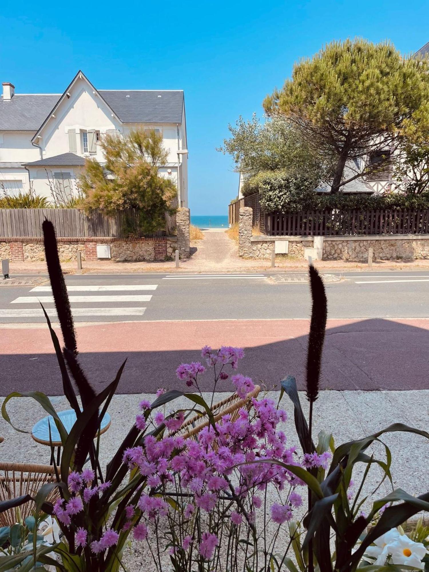 Hotel De La Mer: Charming Beachfront Boutique in Deauville-Blonville Exterior photo