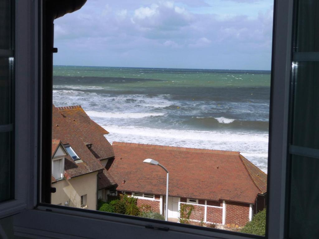 Hotel De La Mer: Charming Beachfront Boutique in Deauville-Blonville Exterior photo