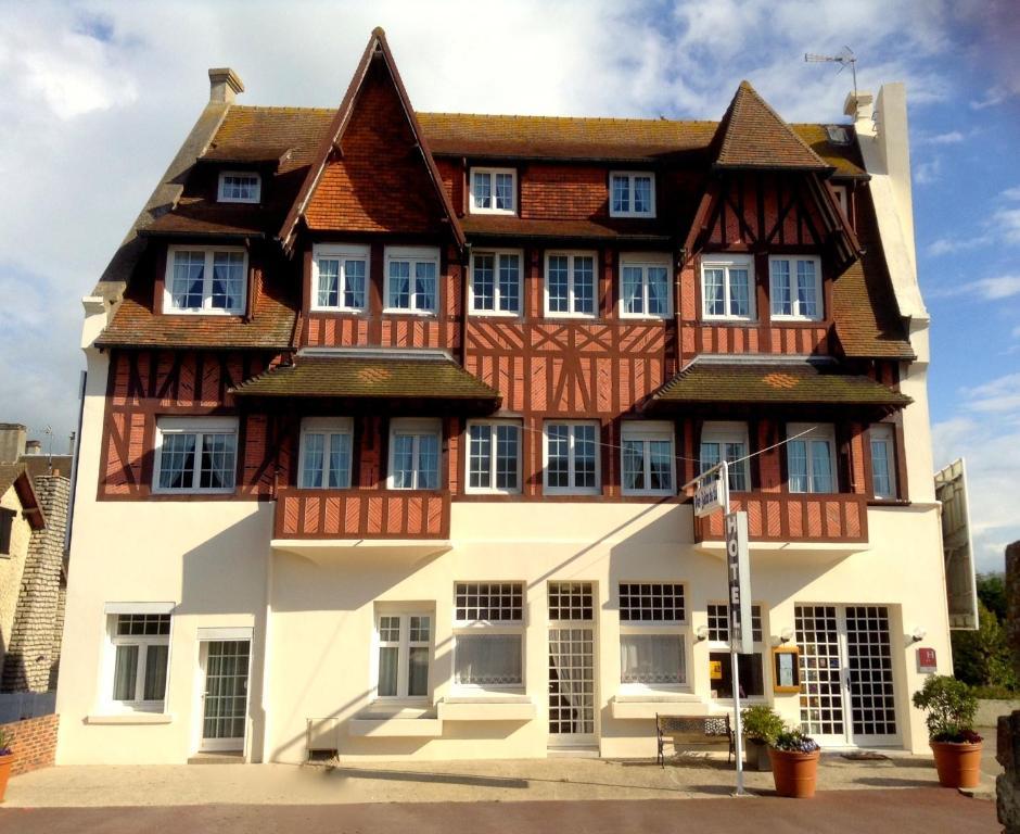 Hotel De La Mer: Charming Beachfront Boutique in Deauville-Blonville Exterior photo