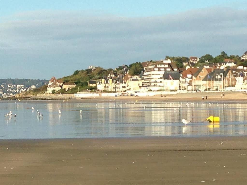 Hotel De La Mer: Charming Beachfront Boutique in Deauville-Blonville Exterior photo